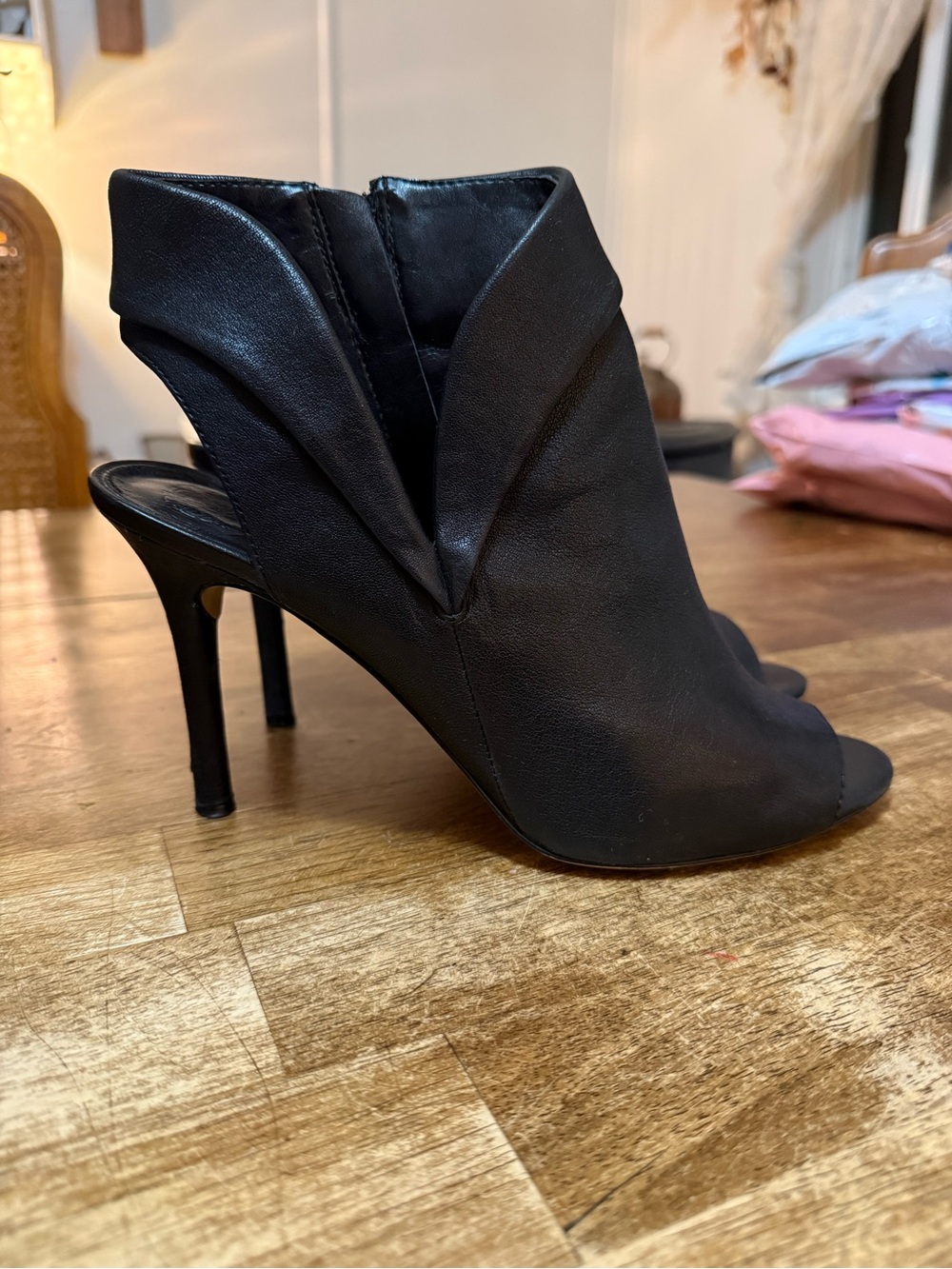 Vince Camuto Womens Black Leather Peep Toe Zipper closure Careeta Heels Size 10
